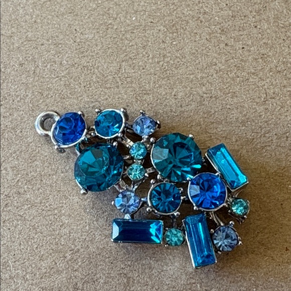 Silver tone Pendant with shades of blue crystals - Picture 4 of 5